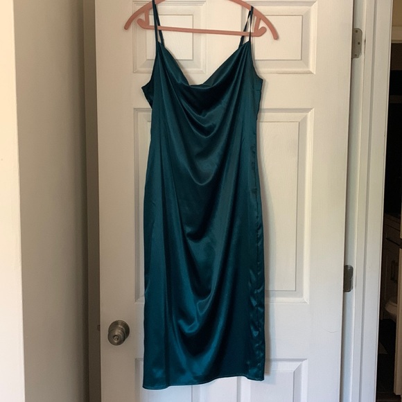 Emerald satin style dress - Picture 1 of 4